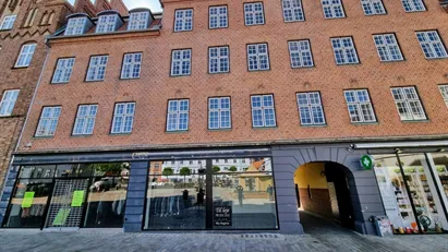 BUTIKSLEJEMÅL UD TIL HJULTORVET - I ALT CA. 185 KVM