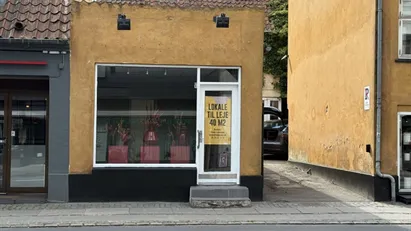 Butikslokale med stort udstillingsvindue lige ved gågaden i Roskilde